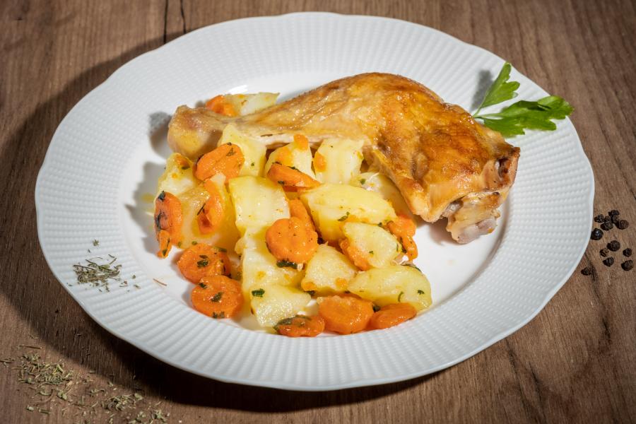 Пиле с картофи и моркови