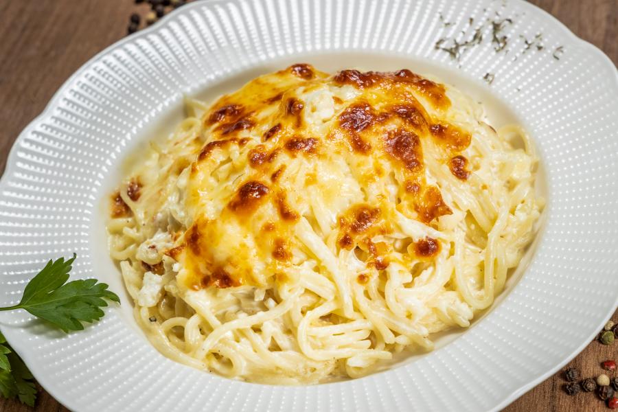 Спагети с топено сирене, сирене и кашкавал